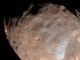 Die auffälligen Rillen auf der Oberfläche des Marsmondes Phobos können von Gezeitenkräften verursacht werden, die den Mond langsam auseinanderreißen. Unten rechts ist der große Krater Stickney zu sehen. (NASA / JPL-Caltech / University of Arizona)