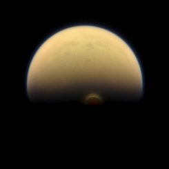 Mit Beginn des Winters auf Titans Südhalbkugel bildet sich ein Wolkensystem, dem man die Bezeichnung Südpolarwirbel gab. (NASA / JPL-Caltech / Space Science Institute)