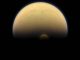 Mit Beginn des Winters auf Titans Südhalbkugel bildet sich ein Wolkensystem, dem man die Bezeichnung Südpolarwirbel gab. (NASA / JPL-Caltech / Space Science Institute)
