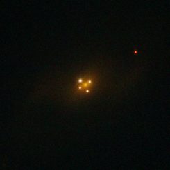 Das hier vom Weltraumteleskop Hubble fotografierte Einsteinkreuz ist ein Gravitationslinsensystem. (ESA / Hubble & NASA)