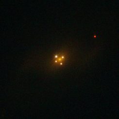 Das hier vom Weltraumteleskop Hubble fotografierte Einsteinkreuz ist ein Gravitationslinsensystem. (ESA / Hubble & NASA)