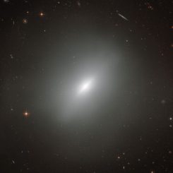 NGC 3610 ist eine elliptische Galaxie. Das Bild stammt vom Weltraumteleskop Hubble. (ESA / Hubble & NASA; Acknowledgement: Judy Schmidt (Geckzilla))