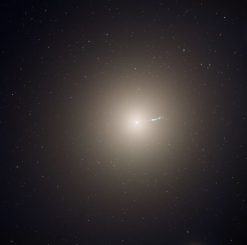 Die riesige elliptische Galaxie M87 ist die dominierende Galaxie im Zentrum des benachbarten Virgo-Galaxienhaufens. Astronomen haben mit Hubble-Daten die "Herzschläge" einzelner Sterne in der Galaxie gemessen und so das Alter der Galaxie bestimmt. (NASA, ESA, and the Hubble Heritage Team)