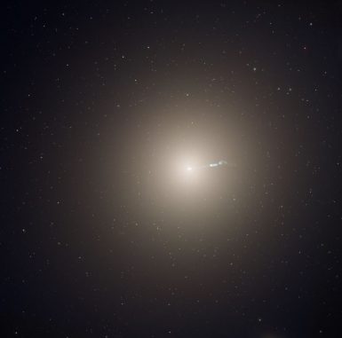 Die riesige elliptische Galaxie M87 ist die dominierende Galaxie im Zentrum des benachbarten Virgo-Galaxienhaufens. Astronomen haben mit Hubble-Daten die "Herzschläge" einzelner Sterne in der Galaxie gemessen und so das Alter der Galaxie bestimmt. (NASA, ESA, and the Hubble Heritage Team) Die riesige elliptische Galaxie M87 ist die dominierende Galaxie im Zentrum des benachbarten Virgo-Galaxienhaufens. Astronomen haben mit Hubble-Daten die "Herzschläge" einzelner Sterne in der Galaxie gemessen und so das Alter der Galaxie bestimmt. (NASA, ESA, and the Hubble Heritage Team)