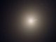 Die riesige elliptische Galaxie M87 ist die dominierende Galaxie im Zentrum des benachbarten Virgo-Galaxienhaufens. Astronomen haben mit Hubble-Daten die "Herzschläge" einzelner Sterne in der Galaxie gemessen und so das Alter der Galaxie bestimmt. (NASA, ESA, and the Hubble Heritage Team)