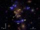 Optische Aufnahme des Quasars SDSSJ1029+2623. Ein Galaxienhaufen agiert als Gravitationslinse und erzeugt mehrere Abbilder dieses Objekts. Astronomen haben Zeitverzögerungen in den Abbildern registriert, die durch die verschiedenen kosmologischen Bahnen des Lichts im Weltraum entstehen. (Dahle and the Nordic Optical Telescope)