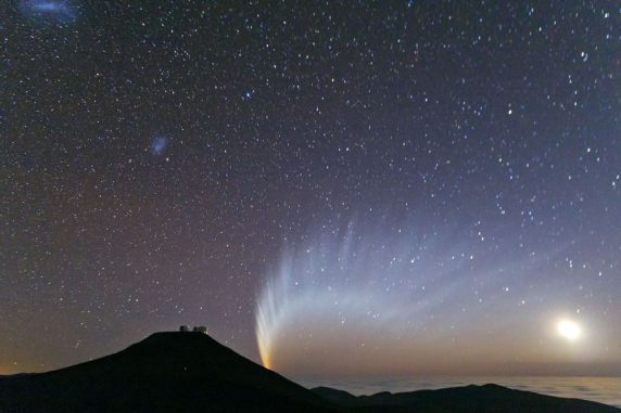 Der Komet McNaught geht hinter dem Mount Paranal unter. (S. Deiries / ESO) Der Komet McNaught geht hinter dem Mount Paranal unter. (S. Deiries / ESO)