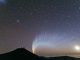 Der Komet McNaught geht hinter dem Mount Paranal unter. (S. Deiries / ESO)