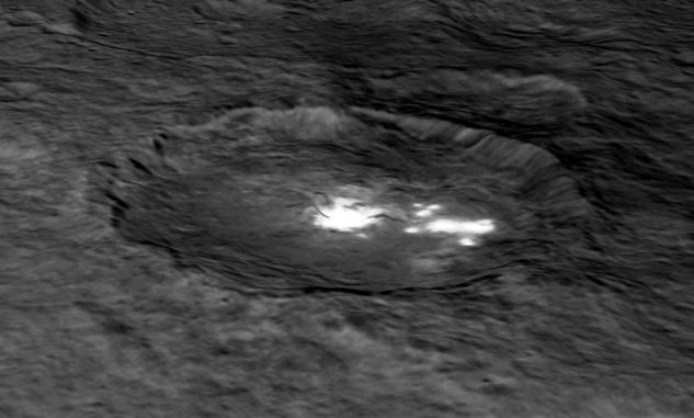 Digitales Modell des Kraters Occator, basierend auf Daten der Raumsonde Dawn. (NASA / JPL-Caltech / UCLA / MPS / DLR / IDA)
