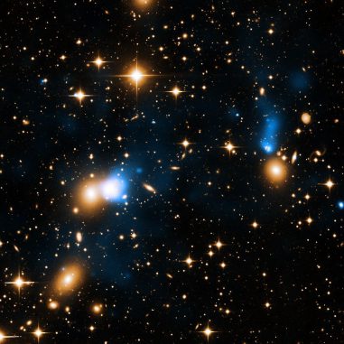 Der Galaxienhaufen Zwicky 8338. Rechts sind die Galaxie CGCG254-021 und ihr Röntgenschweif zu sehen. (X-ray: NASA / CXC / University of Bonn / G. Schellenberger et al; Optical: INT)