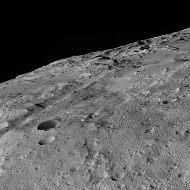 Die Region um die Kraterkette Gerber Catena auf dem Zwergplaneten Ceres, aufgenommen von der Raumsonde Dawn. (NASA / JPL-Caltech / UCLA / MPS / DLR / IDA)