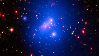 Diese Aufnahme zeigt den Galaxienhaufen IDCS 1426. Die Röntgendaten Chandras sind in blau dargestellt, Hubbles Beobachtungen in sichtbaren Wellenlängen sind grün und das von Spitzer registrierte Infrarotlicht ist in roten Farbtönen gekennzeichnet. (NASA / CXC / Univ of Missouri / M.Brodwin et al; NASA / STScI; JPL / CalTech)