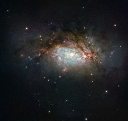 NGC 3597, aufgenommen vom Weltraumteleskop Hubble. (ESA / Hubble & NASA; Acknowledgement: Judy Schmidt)