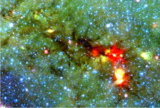 Eine Falschfarbenaufnahme einer jungen, sternbildenden Staubwolke mit mehreren eingebetteten Kernen (rot). (NASA / Spitzer and P. Myers)