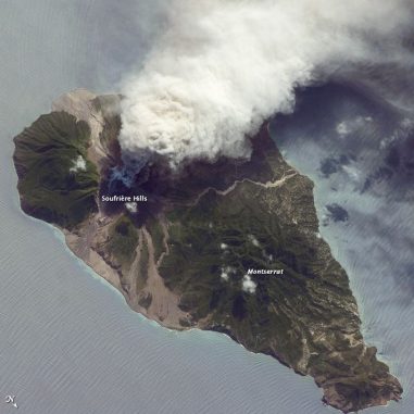 Vulkanische Aktivität auf der Insel Montserrat, aufgenommen von Bord der Internationalen Raumstation ISS. (Caption by William L. Stefanov, NASA-JSC)