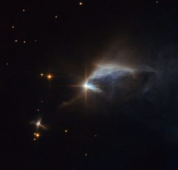 Der junge Stern HBC 1 und der von ihm angestrahlte Reflexionsnebel. (ESA / Hubble & NASA; Acknowledgement: Judy Schmidt)