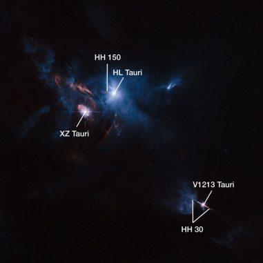 Die jungen Sterne XZ Tauri (links), HL Tauri (oben) und V1213 Tauri (unten), aufgenommen vom Weltraumteleskop Hubble. (ESA / Hubble and NASA; Acknowledgement: Judy Schmidt)