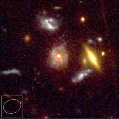 Hubble-Aufnahme von fernen, hellen Radiogalaxien, deren Strahlung von einem sehr großen Galaxienhaufen im Vordergrund gebündelt wird. Die roten Konturen zeigen die Radioemissionen der Galaxien. (NASA HST, and van Weeren et al.)