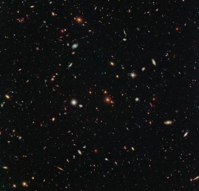 Galaxien in einem benachbarten Himmelssektor neben dem Galaxienhaufen Abell 2744. (NASA, ESA and the HST Frontier Fields team (STScI); Acknowledgement: Judy Schmidt (Geckzilla))