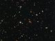 Galaxien in einem benachbarten Himmelssektor neben dem Galaxienhaufen Abell 2744. (NASA, ESA and the HST Frontier Fields team (STScI); Acknowledgement: Judy Schmidt (Geckzilla))