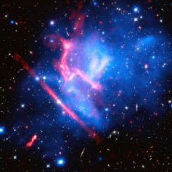 Der Galaxienhaufen MACS J0717 ist das Ergebnis einer Verschmelzung von vier verschiedenen Galaxienhaufen. (NASA, ESA, CXC, NRAO / AUI / NSF, STScI, and R. van Weeren (Harvard-Smithsonian Center for Astrophysics); Acknowledgment: NASA, ESA, and J. Lotz (STScI), and the HFF team)