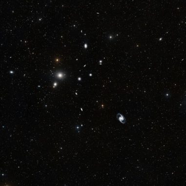 Eine optische Aufnahme des Fornax-Galaxienhaufens. (ESO and the Digitized Sky Survey 2)