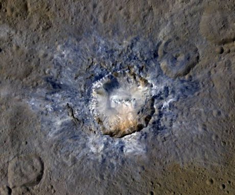 Falschfarbenaufnahme des Kraters Haulani auf der Oberfläche des Zwergplaneten Ceres. (NASA / JPL-Caltech / UCLA / MPS / DLR / IDA)