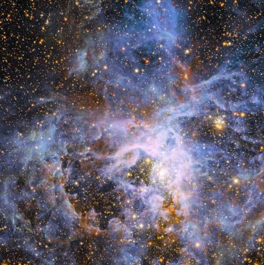 Ein Teil des Tarantelnebels. Rechts unterhalb der Bildmitte befindet sich der Sternhaufen R 136. (ESO / M.-R. Cioni / VISTA Magellanic Cloud survey. Acknowledgment: Cambridge Astronomical Survey Unit)