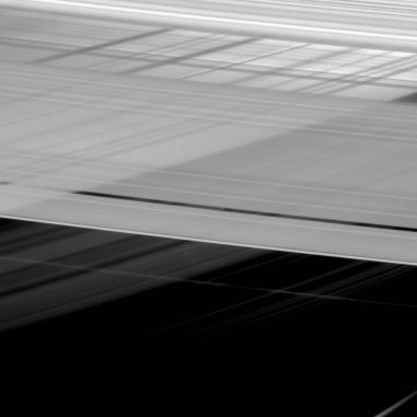 Blick auf die Saturnringe und ihre Schatten auf der Oberfläche des Saturn. (NASA / JPL-Caltech / Space Science Institute)