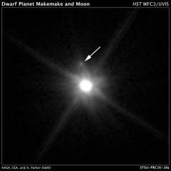 Hubble-Aufnahme des Zwergplaneten Makemake und des neu entdeckten Mondes MK 2. (NASA, ESA, A. Parker and M. Buie (Southwest Research Institute), W. Grundy (Lowell Observatory), and K. Noll (NASA GSFC))