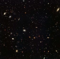 MACS J1149.5+2233, aufgenommen vom Weltraumteleskop Hubble. (ESA / Hubble & NASA; Acknowledgement: Judy Schmidt (Geckzilla))