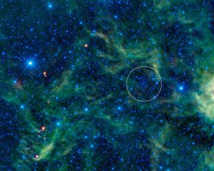 NGC 2259, hier innerhalb des Kreises gelegen, ist ein offener Sternhaufen. (NASA / JPL-Caltech / UCLA)