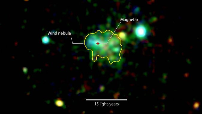 Dieses Röntgenbild zeigt die Emissionen um den Magnetar Swift J1834.0-0846. Das Leuchten stammt von einer Wolke aus schnellen Teilchen, die von dem Neutronenstern produziert werden. Energien von 2.000-3.000 eV sind in Rot dargestellt, 3.000-4.500 eV in Grün und 5.000-10.000 eV in Blau. Das Bild kombiniert Daten des ESA-Satelliten XMM-Newton vom 16. März und 16. Oktober 2014. (ESA / XMM-Newton / Younes et al. 2016) Dieses Röntgenbild zeigt die Emissionen um den Magnetar Swift J1834.0-0846. Das Leuchten stammt von einer Wolke aus schnellen Teilchen, die von dem Neutronenstern produziert werden. Energien von 2.000-3.000 eV sind in Rot dargestellt, 3.000-4.500 eV in Grün und 5.000-10.000 eV in Blau. Das Bild kombiniert Daten des ESA-Satelliten XMM-Newton vom 16. März und 16. Oktober 2014. (ESA / XMM-Newton / Younes et al. 2016)