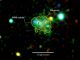 Dieses Röntgenbild zeigt die Emissionen um den Magnetar Swift J1834.0-0846. Das Leuchten stammt von einer Wolke aus schnellen Teilchen, die von dem Neutronenstern produziert werden. Energien von 2.000-3.000 eV sind in Rot dargestellt, 3.000-4.500 eV in Grün und 5.000-10.000 eV in Blau. Das Bild kombiniert Daten des ESA-Satelliten XMM-Newton vom 16. März und 16. Oktober 2014. (ESA / XMM-Newton / Younes et al. 2016)
