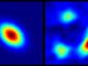 Links: Rekonstruktion des radioleisen Quasars HS0810+2554 nach der Korrektur der Verzerrungen. Rechts: Die Daten des VLA zeigen, wie die Quelle nach der Passage der verzerrenden Galaxie aussieht. (N. Jackson / NRAO)