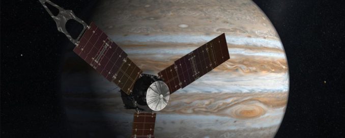 Künstlerische Darstellung der Raumsonde Juno vor Jupiter. (NASA)