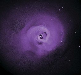 Chandra-Bild des Perseus-Galaxienhaufens. Die dunklen Blasen stehen mit Materieausströmungen in der Nähe des zentralen supermassiven Schwarzen Lochs in Zusammenhang. Daten des Satelliten Hitomi haben ergeben, dass die Turbulenzen in der Zentralregion klein sind. Das heißt, dass die Fehler in vorherigen Massenbestimmungen von Galaxienhaufen mittels Röntgenbeobachtungen gering sind. (NASA / Chandra, Nature, and the Hitomi Collaboration)