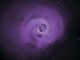 Chandra-Bild des Perseus-Galaxienhaufens. Die dunklen Blasen stehen mit Materieausströmungen in der Nähe des zentralen supermassiven Schwarzen Lochs in Zusammenhang. Daten des Satelliten Hitomi haben ergeben, dass die Turbulenzen in der Zentralregion klein sind. Das heißt, dass die Fehler in vorherigen Massenbestimmungen von Galaxienhaufen mittels Röntgenbeobachtungen gering sind. (NASA / Chandra, Nature, and the Hitomi Collaboration)