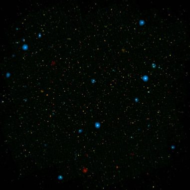 Die blauen Punkte in diesem Galaxienfeld, dem COSMOS Field, stellen Galaxien mit supermassiven Schwarzen Löchern dar, die hochenergetische Röntgenstrahlen emittieren. (NASA / JPL-Caltech)