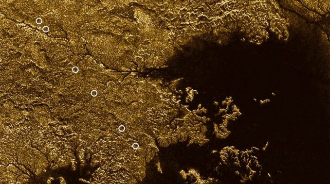 Cassini-Radardaten von der Oberfläche des Saturnmondes Titan. Neue Daten zeigen, dass einige tiefe, steilwandige Canyons mit flüssigen Kohlenwasserstoffen gefüllt sind. Ein Beispiel dafür ist Vid Flumina, das verzweigende Netzwerk schmaler Linien oben links. (NASA / JPL-Caltech / ASI)