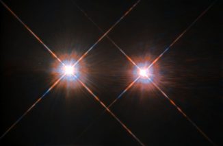 Das Sternsystem mit Alpha Centauri A und B (links und rechts) und dem hier nicht sichtbaren Zwergstern Proxima Centauri ist das erdnächste Sternsystem. (ESA / Hubble & NASA)