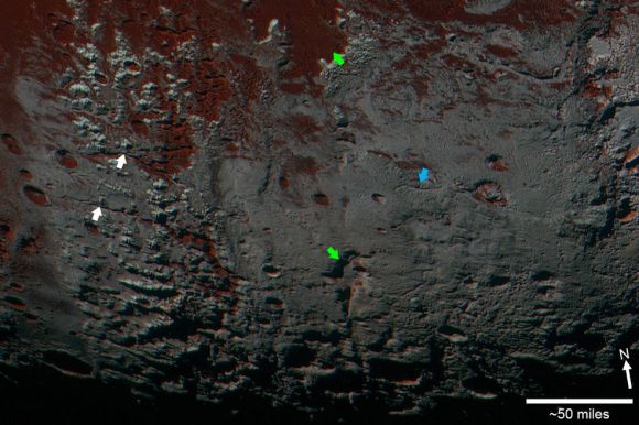 Detailansicht einer Region im Süden Plutos. Die Pfeile kennzeichnen breite Täler (weiß), ein verzweigtes Talsystem (blau) und Depressionen auf der Oberfläche (grün). (NASA / JHUAPL / SwRI)