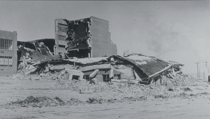 Beschädigungen an der Helena High School, die im Jahr 1935 nach einem starken Nachbeben des 6,2-Bebens in der Nähe von Helena (Montana) zusammenbrach. (NOAA National Geophysical Data Center)