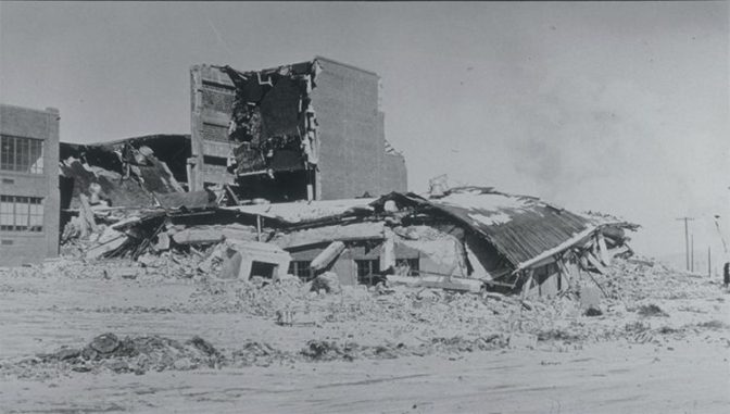 Beschädigungen an der Helena High School, die im Jahr 1935 nach einem starken Nachbeben des 6,2-Bebens in der Nähe von Helena (Montana) zusammenbrach. (NOAA National Geophysical Data Center) Beschädigungen an der Helena High School, die im Jahr 1935 nach einem starken Nachbeben des 6,2-Bebens in der Nähe von Helena (Montana) zusammenbrach. (NOAA National Geophysical Data Center)