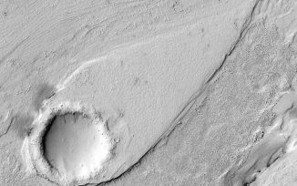 Ein stromlinienförmiges Gebilde in einem früheren Kanal auf dem Mars, aufgenommen vom Mars Reconnaissance Orbiter. (NASA / JPL / University of Arizona)