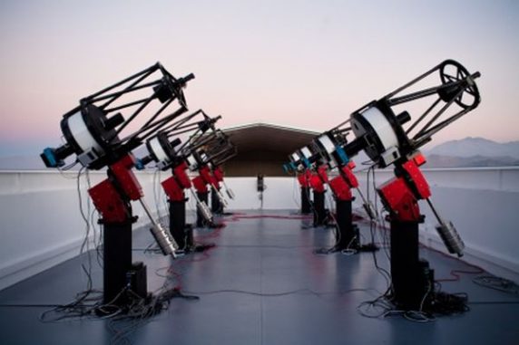 Mit diesem Teleskopverbund des MEarth-Projekts beobachtet man Zwergsterne des M-Typs, um Exoplaneten in ihrer Nähe nachzuweisen. (The MEarth Project)