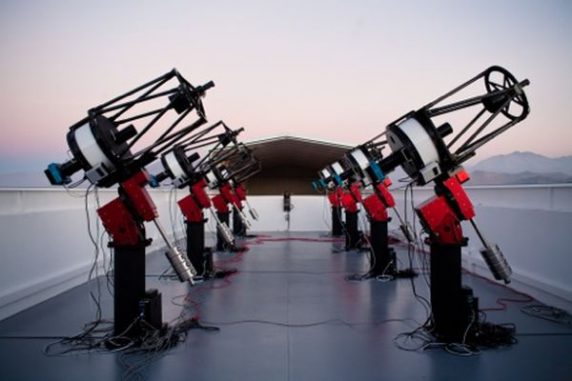 Mit diesem Teleskopverbund des MEarth-Projekts beobachtet man Zwergsterne des M-Typs, um Exoplaneten in ihrer Nähe nachzuweisen. (The MEarth Project) Mit diesem Teleskopverbund des MEarth-Projekts beobachtet man Zwergsterne des M-Typs, um Exoplaneten in ihrer Nähe nachzuweisen. (The MEarth Project)