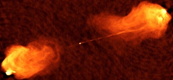Radiobild der enormen Teilchenjets, die vom Kern der Galaxie Cygnus A ausgestoßen werden. (Image courtesy of NRAO / AU)