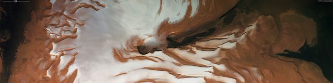 Ein Teil der nördlichen Polarregion des Mars im Sommer der Nordhalbkugel (ESA / DLR / FU Berlin (G. Neukum))