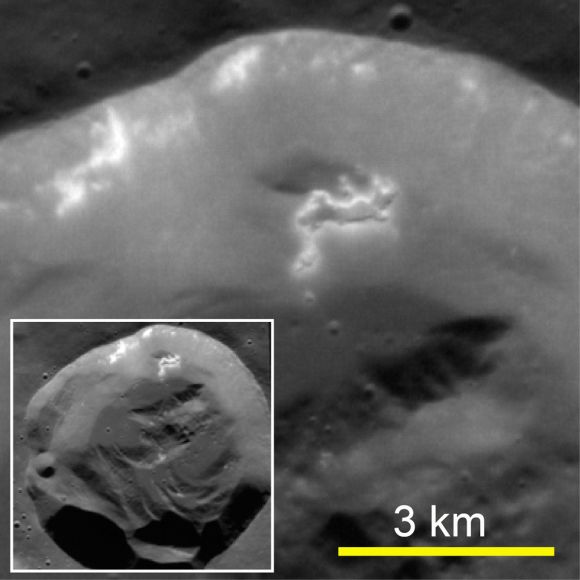 Ein frischer Einschlagkrater. Mulden sind auf einem Teil des Kraterwalls erkennbar, der etwas zum Kraterboden hinab gerutscht ist. (Courtesy Science / AAAS)